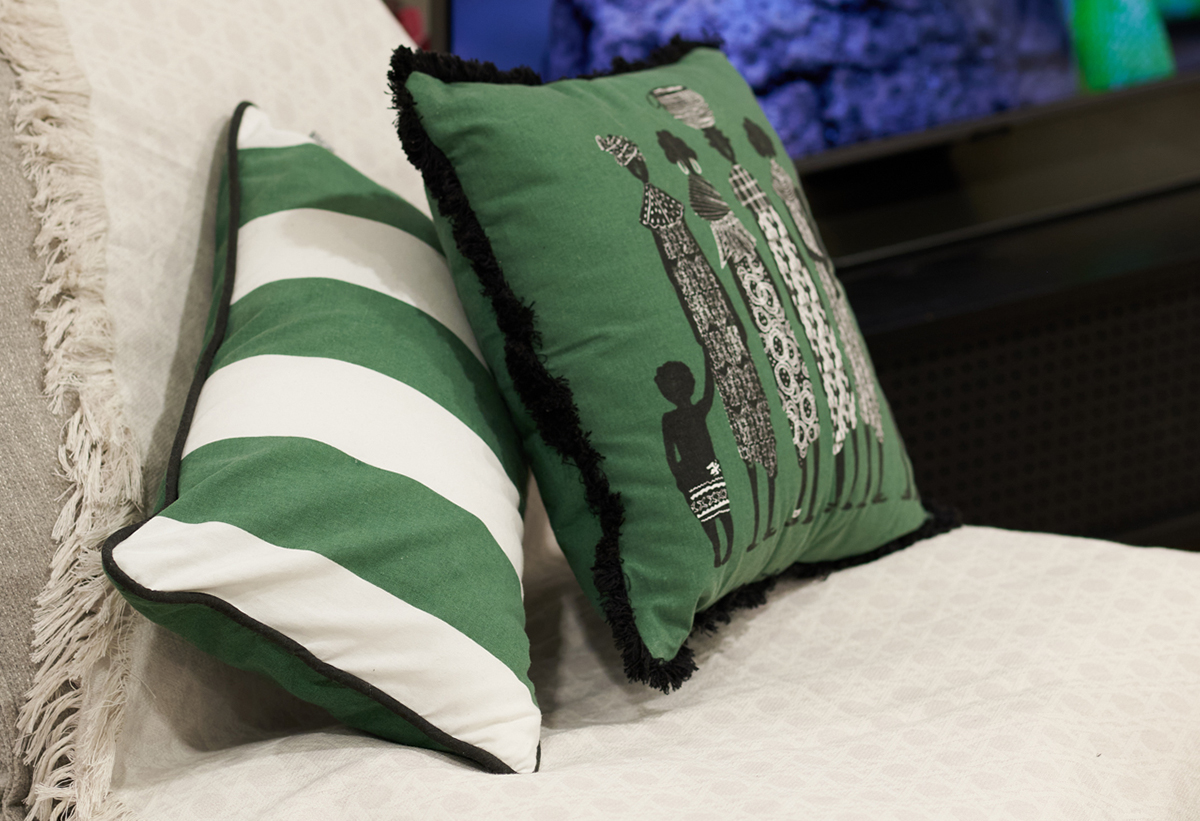 Απεικονίζεται το μαξιλάρι πάνω σε έναν καναπέ.